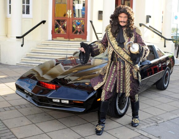 David Hasselhoff déguisé en Capitaine crochet, appuyé sur la voiture de la série K 2000, à Londres, devant le New Wimbledon Theatre, à Londres le 9 décembre 2010