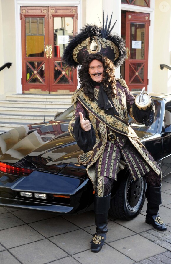 David Hasselhoff déguisé en Capitaine crochet, appuyé sur la voiture de la série K 2000, à Londres, devant le New Wimbledon Theatre, à Londres le 9 décembre 2010