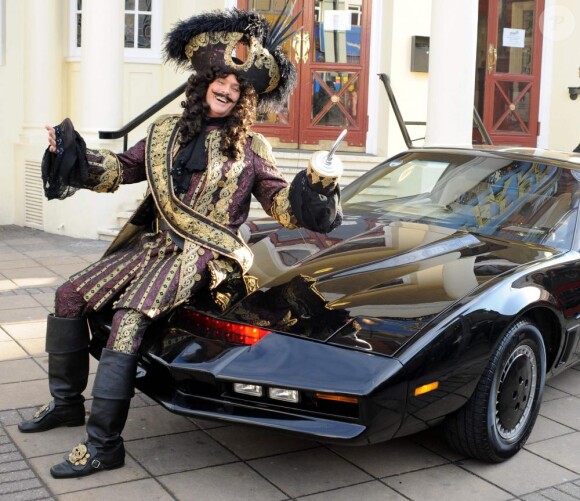 David Hasselhoff déguisé en Capitaine crochet, appuyé sur la voiture de la série K 2000, à Londres, devant le New Wimbledon Theatre, à Londres le 9 décembre 2010