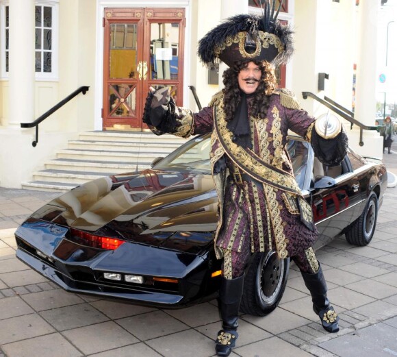 David Hasselhoff déguisé en Capitaine crochet, appuyé sur la voiture de la série K 2000, à Londres, devant le New Wimbledon Theatre, à Londres le 9 décembre 2010