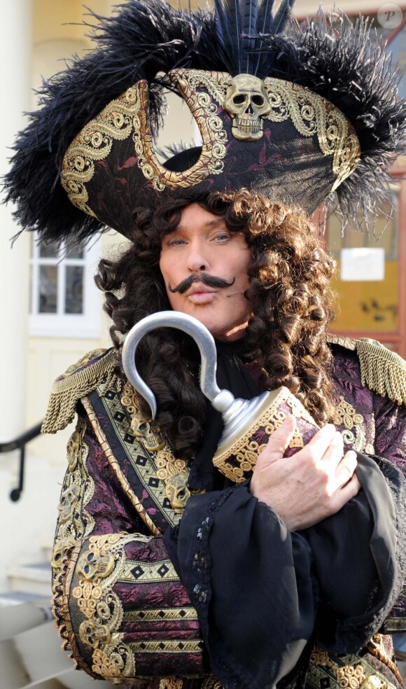 David Hasselhoff déguisé en Capitaine crochet, appuyé sur la voiture de la série K 2000, à Londres, devant le New Wimbledon Theatre, à Londres le 9 décembre 2010