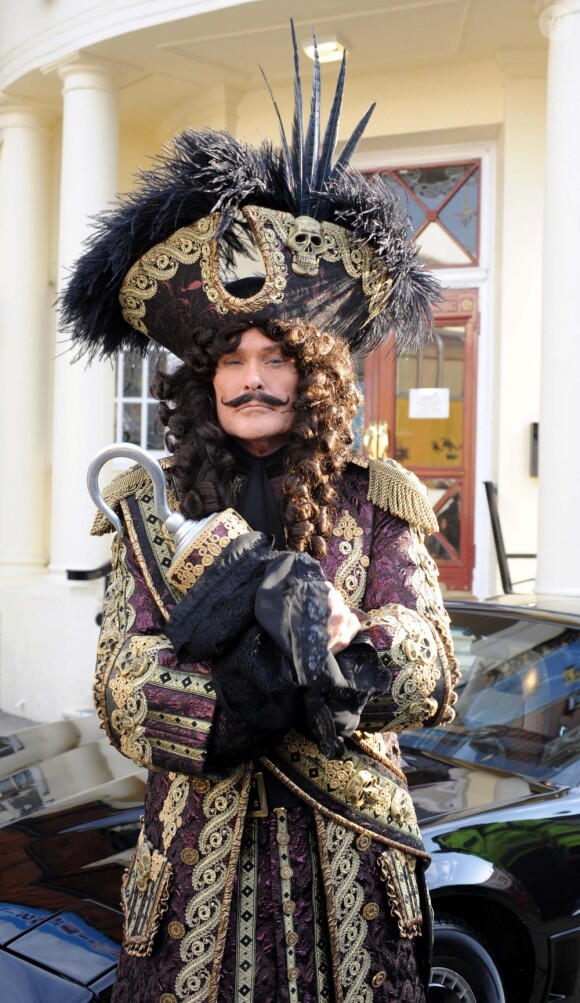 David Hasselhoff déguisé en Capitaine crochet, appuyé sur la voiture de la série K 2000, à Londres, devant le New Wimbledon Theatre, à Londres le 9 décembre 2010