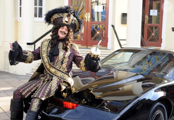 David Hasselhoff déguisé en Capitaine crochet, appuyé sur la voiture de la série K 2000, à Londres, devant le New Wimbledon Theatre, à Londres le 9 décembre 2010