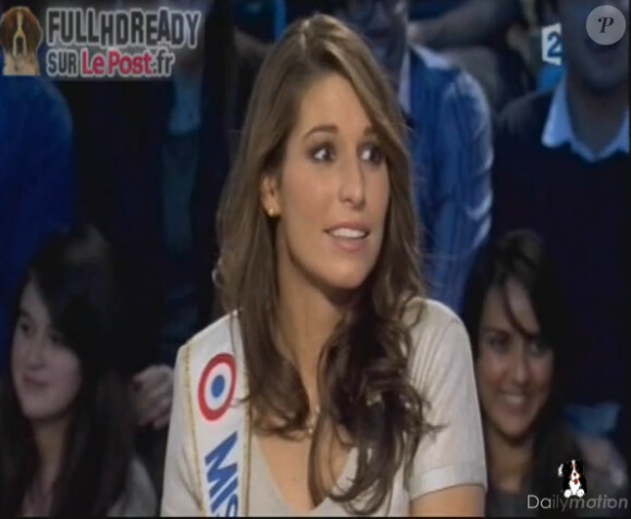 Laury Thilleman prend avec humour cette séquence quelque peu surprenante.
