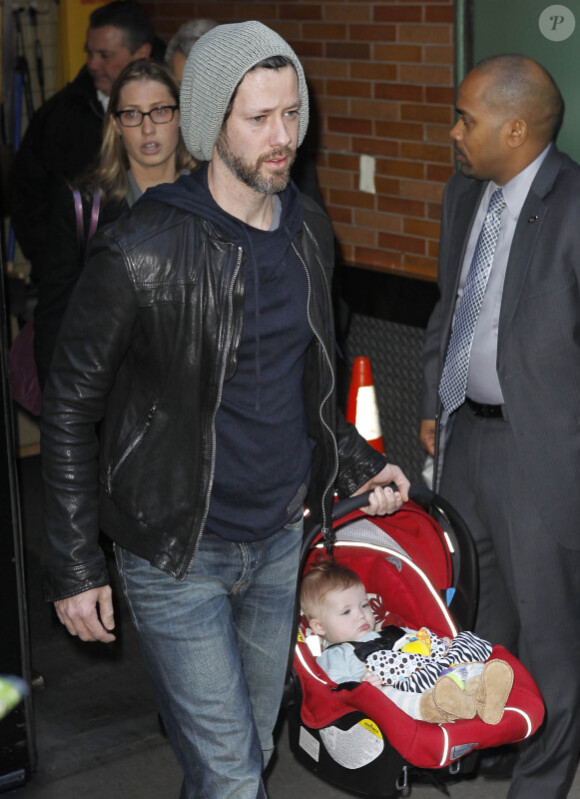Amy Adams se rendant à New York le 8 décembre à l'enregistrement de l'émission Good Morning America et est accompagnée de son fiancé Darren et de leur fille Aviana