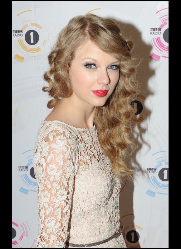 Taylor Swift entretient ses sourcils clairsemés avec précision.