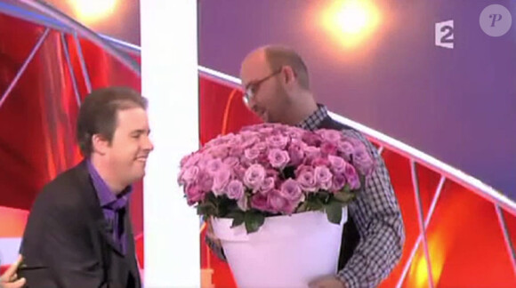 Christophe Bourdon offre des fleurs à Dominique Bréard dans Tout le monde veut prendre sa place