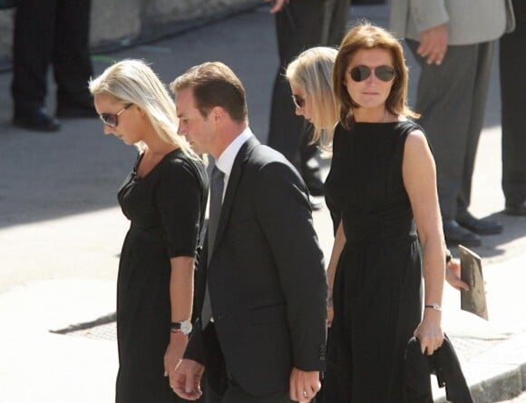 Cécilia et ses filles, lors de l'enterrement de leur père, Jacques Martin.