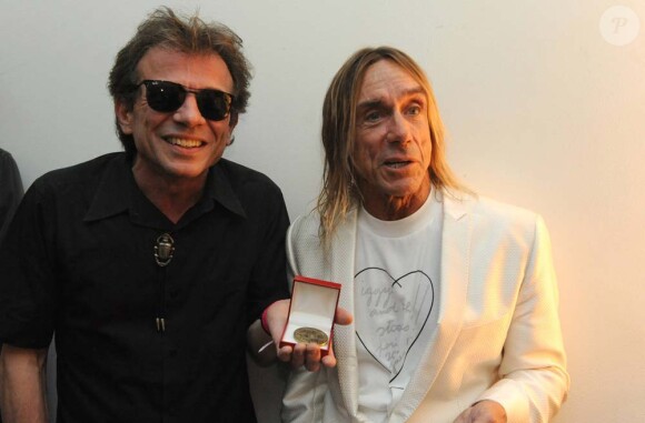 Philippe Manoeuvre reçoit les insignes de chevalier des Arts et des Lettres des mains d'Iggy Pop, à Paris, le 7 juillet 2010