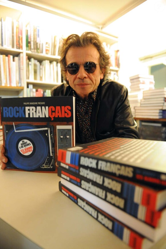 Philippe Manoeuvre signe son livre Le Rock français, à Paris, le 9 décembre 2010