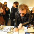 Philippe Manoeuvre signe son livre  Le Rock français , à Paris, le 9 décembre 2010 