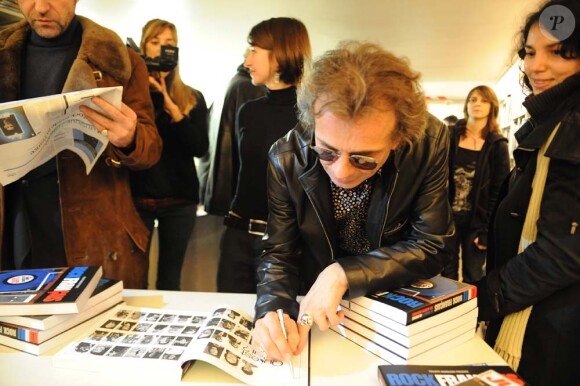Philippe Manoeuvre signe son livre Le Rock français, à Paris, le 9 décembre 2010