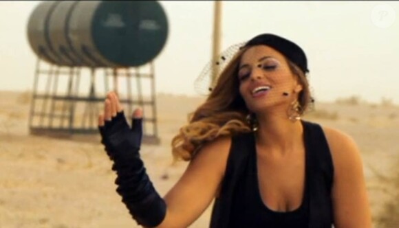 Kayna Samet, qui devrait livrer enfin son second album en avril 2011, livre avec Yema une ode vibrante à sa mère.