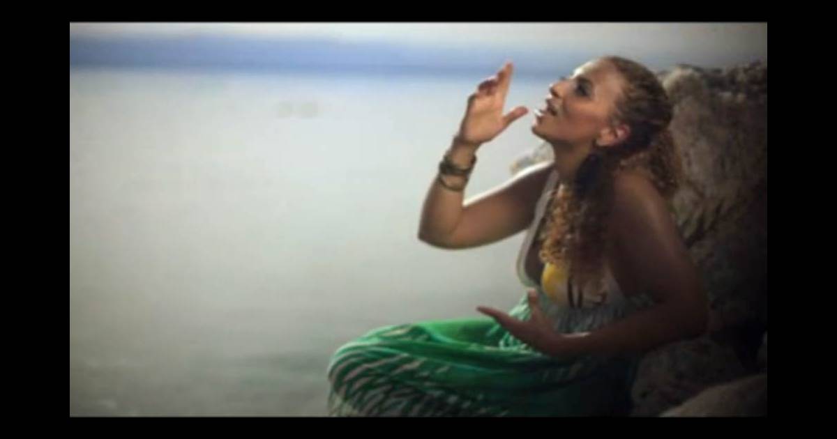 Kayna Samet : Un clip envoûtant en plein désert pour l’amour de sa mère