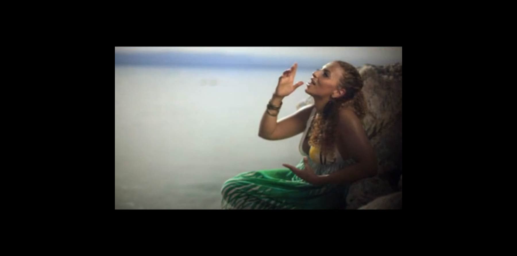 Kayna Samet : Un clip envoûtant en plein désert pour l’amour de sa mère