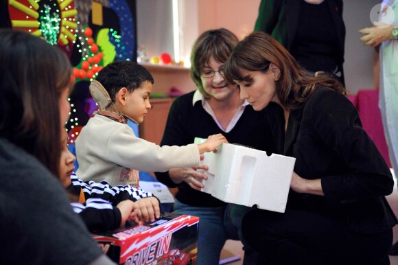 Carla Bruni en visite à l'hôpital de Garches, le 15 décembre 2010.