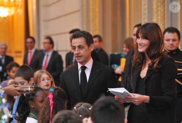 Nicolas Sarkozy et Carla Bruni lors du Noël de l'Elysée le 15 décembre 2010 au Palais présidentiel