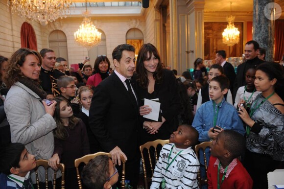Nicolas Sarkozy et Carla Bruni lors du Noël de l'Elysée le 15 décembre 2010 au Palais présidentiel