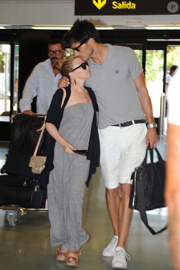 Kylie Minogue et Andres Velencoso, aéroport d'Ibiza, le 8 juillet 2010