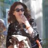 Julia Roberts fait du shopping avec une amie à Los Angeles le 13 décembre 2010 avant de se faire arrêter en voiture par la police