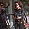 Julia Roberts fait du shopping avec une amie à Los Angeles le 13 décembre 2010 avant de se faire arrêter en voiture par la police