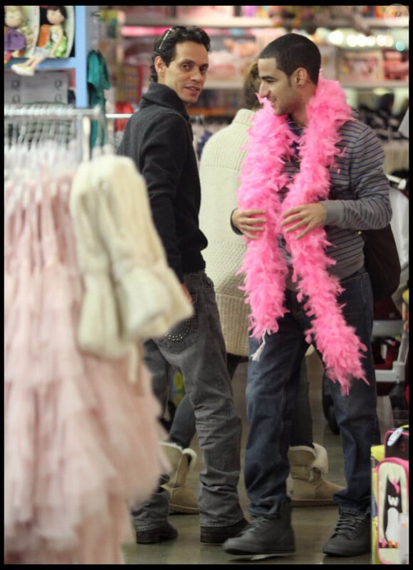 Marc Anthony et un ami font du shopping à Hollywood, le 22 décembre 2010.