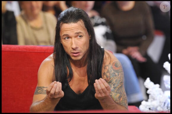 Michel Drucker propose une émission spéciale Gypsie pour le dimanche 26 décembre 2010 : ici Stéphane Rousseau alias Chico