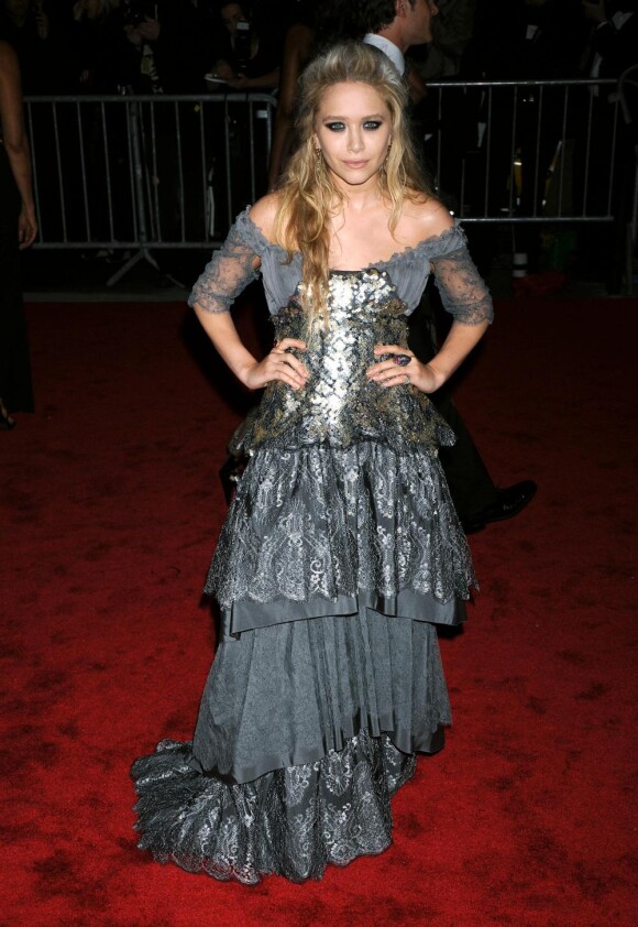 Mary-Kate Olsen fait son grand retour au cinéma dans le film Beastly et incarne une sorcière. La belle a pris son rôle un peu trop au sérieux en portant une robe digne d'une sorcière en herbe.