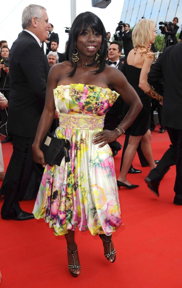 Surya Bonaly partait avec une bonne intention, une robe fleurie qui sent bon le printemps, un bustier qui met en valeur ses épaules, mais ça ne fonctionne pas. Sûrement à cause des multiples plissés présents sur la robe ?