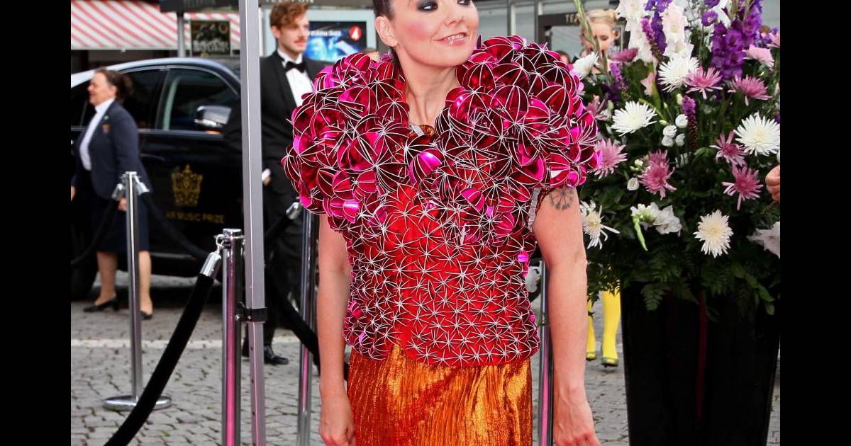 La Chanteuse Islandaise Est Connue Pour Son Style Eclectique La Robe Cygne Portee A La Ceremonie Des Oscars En 2001 En Temoigne Cette Annee On Se Souviendra D Purepeople