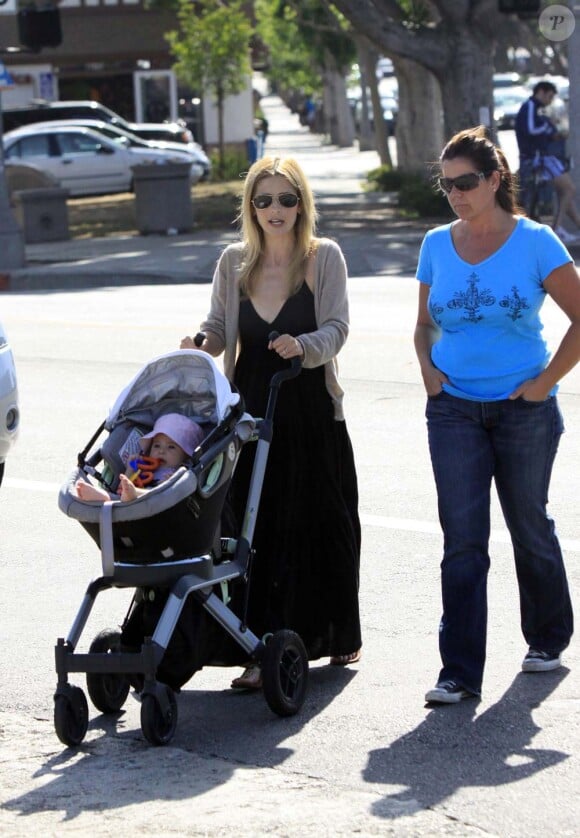Sarah Michelle Gellar et son bébé Charlotte Grace, Los Angeles, le 8 mai 2010