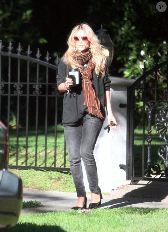 Mary-Kate Olsen sort a rendu visite à des amis à Santa Monica, Los Angeles, le 27 décembre 2010.