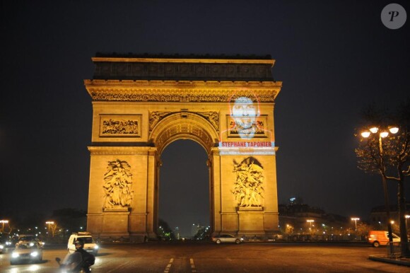Photos des deux otages français projetés sur l'Arc de triomphe (29 décembre 2010)