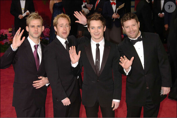 Billy Boyd en compagnie de Dominic Monaghan, Elijah Wood et Sean Astin lors de la cérémonie des Oscars en février 2004