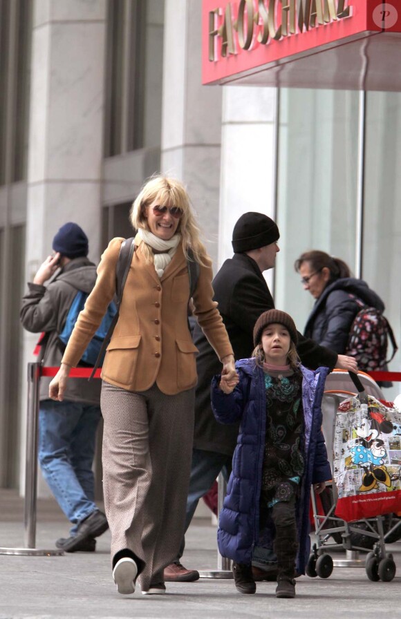 Laura Dern et ses enfants Ellery et Jaya en virée shopping à New York, mi-décembre 2010