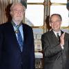 L'acteur britannique Michael Caine a été fait Comandeur dans l'ordre des Arts et des Lettres, par le ministre de la Culture Frédéric Mitterrand, au ministère de la Culture, à Paris, le 6 janvier 2011.