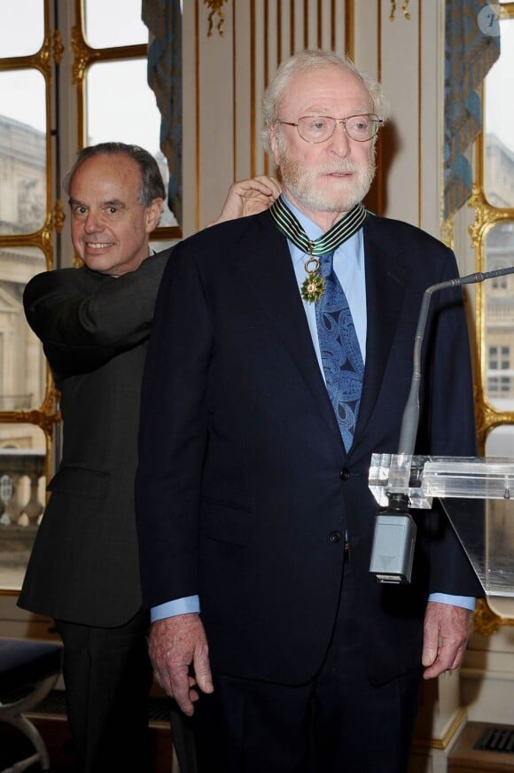 L'acteur britannique Michael Caine a été fait Comandeur dans l'ordre des Arts et des Lettres, par le ministre de la Culture Frédéric Mitterrand, au ministère de la Culture, à Paris, le 6 janvier 2011.