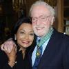 L'acteur britannique Michael Caine, ici avec sa compagne, a été fait Comandeur dans l'ordre des Arts et des Lettres, par le ministre de la Culture Frédéric Mitterrand, au ministère de la Culture, à Paris, le 6 janvier 2011.