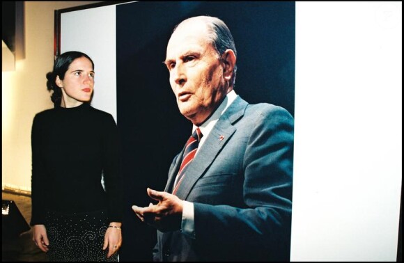 Mazarine Pingeot devant un portrait de son père, François Mitterrand en 1998, à l'occasion du second anniversaire de sa mort