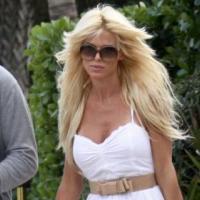 La sexy Victoria Silvstedt prolonge ses vacances, avec un inconnu !