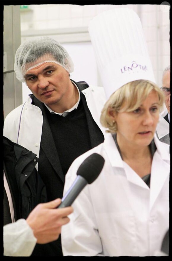 David Douillet et Nadine Morano lors de la visite de l'atelier de fabrication de la galette des rois et l'école de formation professionnelle du groupe Lenôtre, à Plaisir, le 5 janvier 2011.
