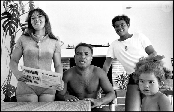 John William en famille avec sa femme et ses deux enfants
