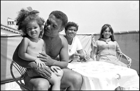 John William en famille avec sa femme et ses deux enfants