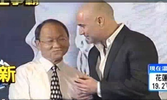 André Agassi, à Taïwan pour l'événement Rise of the legends auquel prenait également part Marat Safin, a offert de montrer une photo de sa femme Steffi Graf nue pour doper les enchères d'une vente caritative !