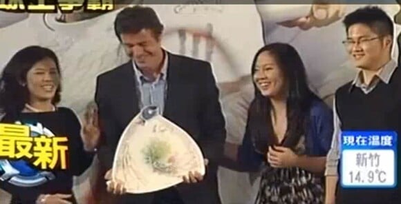 André Agassi, à Taïwan pour l'événement Rise of the legends auquel prenait également part Marat Safin (photo), a offert de montrer une photo de sa femme Steffi Graf nue pour doper les enchères d'une vente caritative !