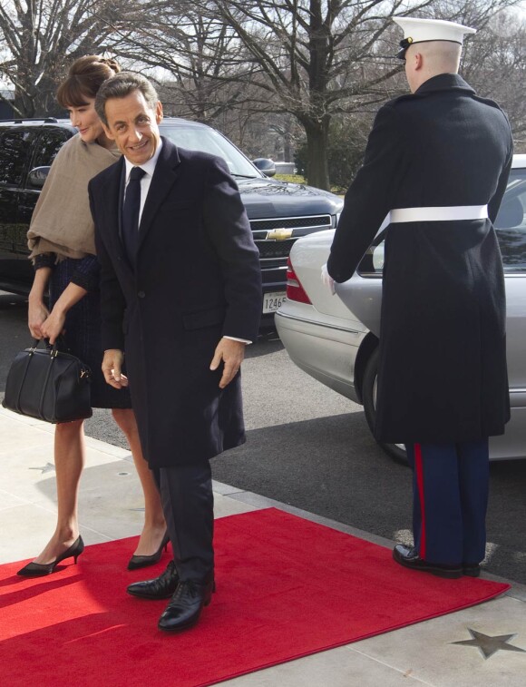 Carla et Nicolas Sarkozy lors de leur arrivée à la Maison Blanche le 10 janvier 2011
