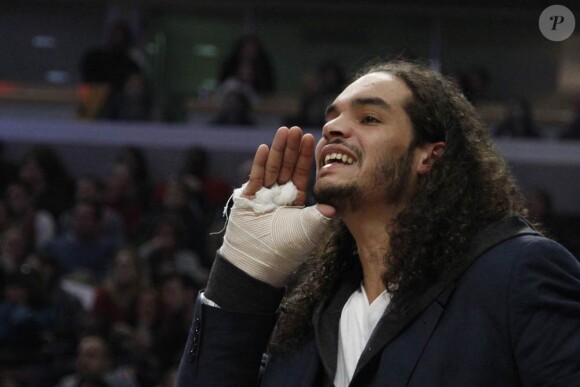 Joakim Noah, qui s'est blessé au pouce en décembre 2010, ronge son frein en attendant de pouvoir rejouer en NBA. Le 10 janvier 2011, comme à chaque match, il motivait les troupes depuis le bord du terrain...