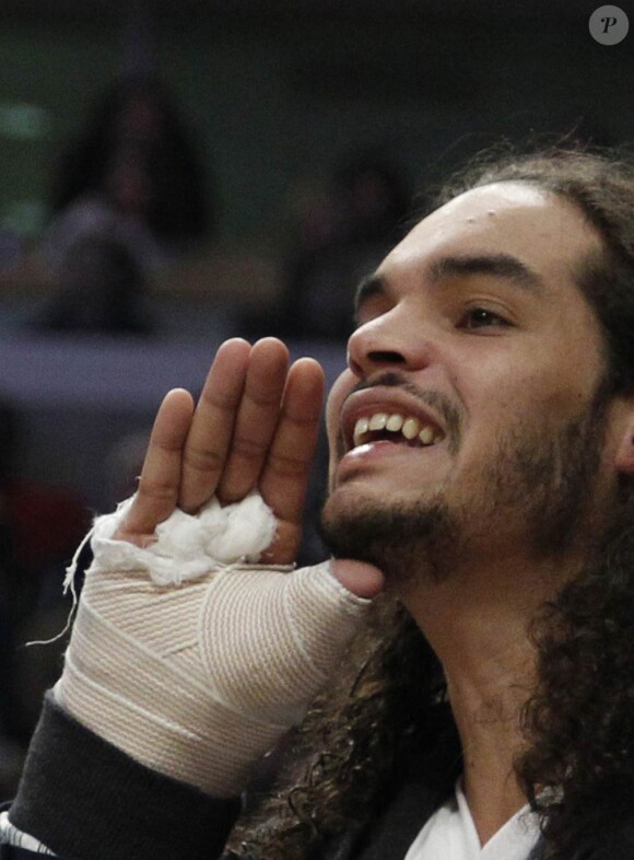 Joakim Noah, qui s'est blessé au pouce en décembre 2010, ronge son frein en attendant de pouvoir rejouer en NBA. Le 10 janvier 2011, comme à chaque match, il motivait les troupes depuis le bord du terrain...