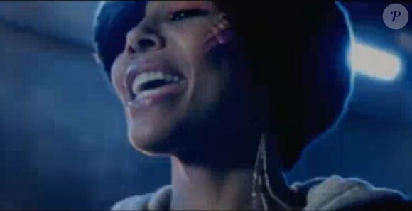 Ayo apparaît avec une silhouette magnifique et dans une forme rock pour le clip de I'm gonna dance, premier extrait de son troisième album à paraître en mars 2011 et baptisé d'après sa fille née en juillet 2010 : Billie-Eve.