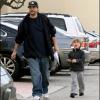 Kevin Federline se rend chez le médecin en compagnie de son fils Sean Preston à Los Angeles, jeudi 6 janvier.